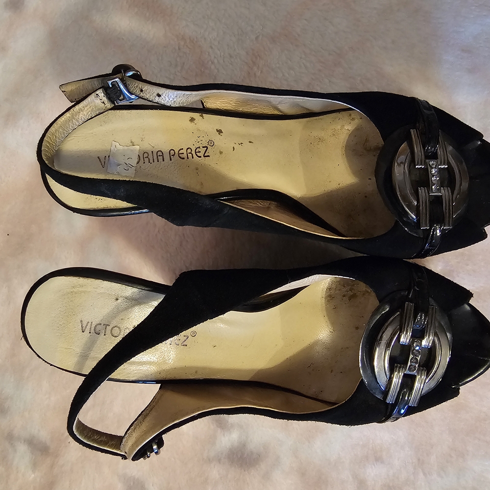 Elegant Black Heels with Slingback Strap and Medallion